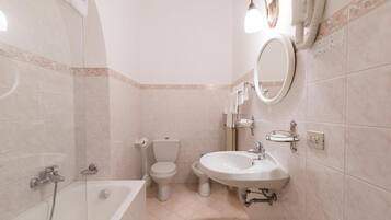 Superior-Doppelzimmer, Balkon, Seeblick | Badezimmer