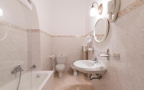 Superior Double Room, Balcony, Lake View | Bilik Mandi