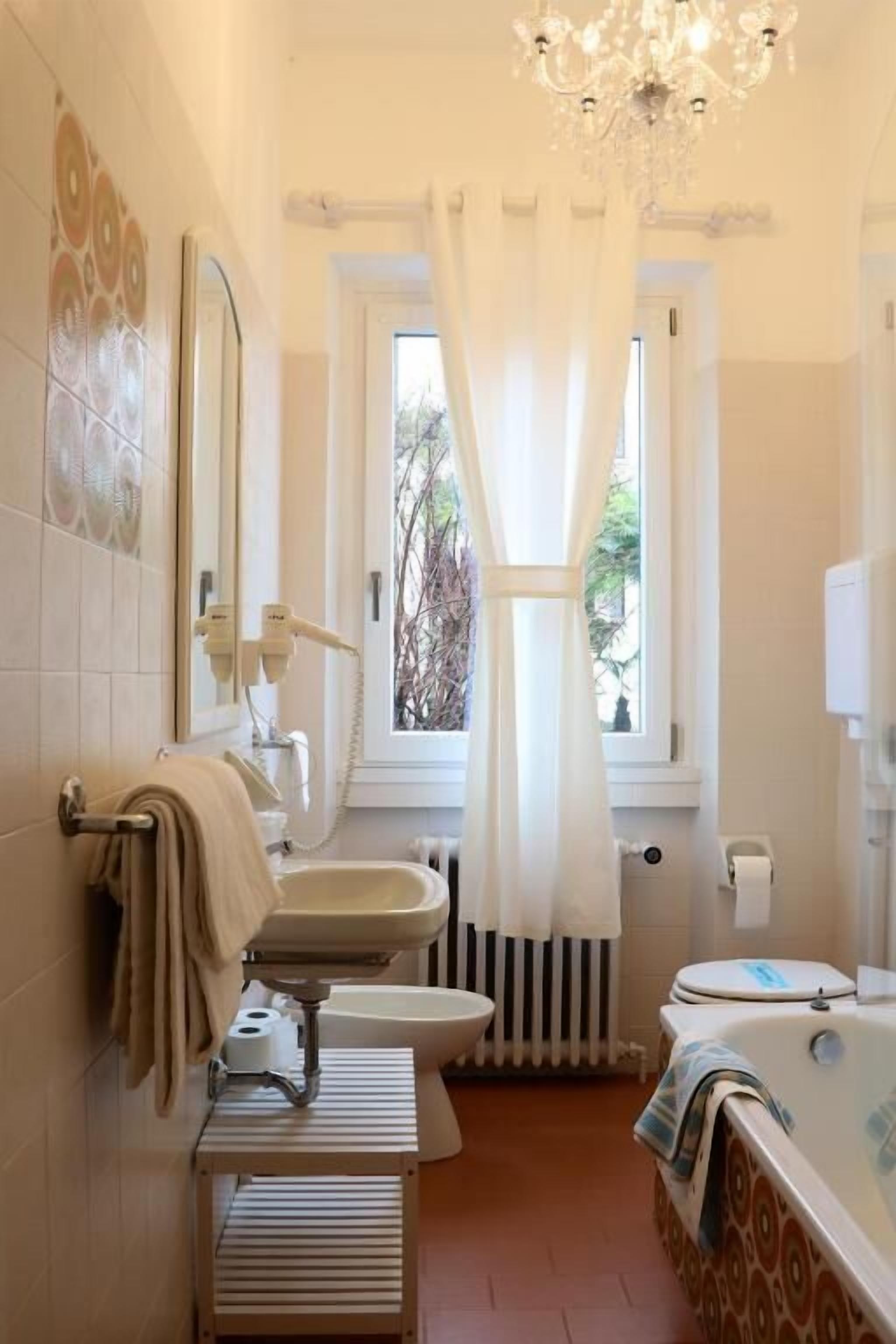 Chambre Double Classique, vue parc | Salle de bain