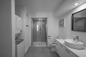 Towels, soap, toilet paper - Les Apparts Fleuri #1 | PARKING (Québec)