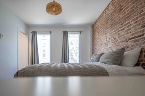 Internet, bed sheets - Les Apparts Fleuri #1 | PARKING (Québec)