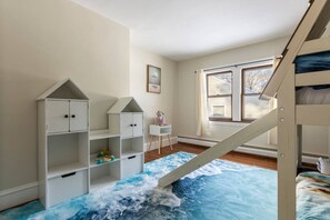 5 bedrooms, desk, iron/ironing board, travel cot