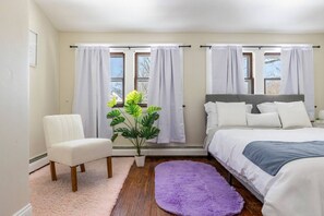 5 habitaciones, escritorio y tabla de planchar con plancha 