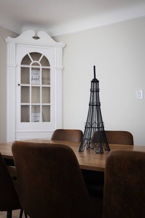 Dining - A luxurious and pampering home for a perfect stay. (Cleveland Heights)