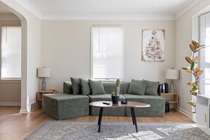 Living area - A luxurious and pampering home for a perfect stay. (Cleveland Heights)