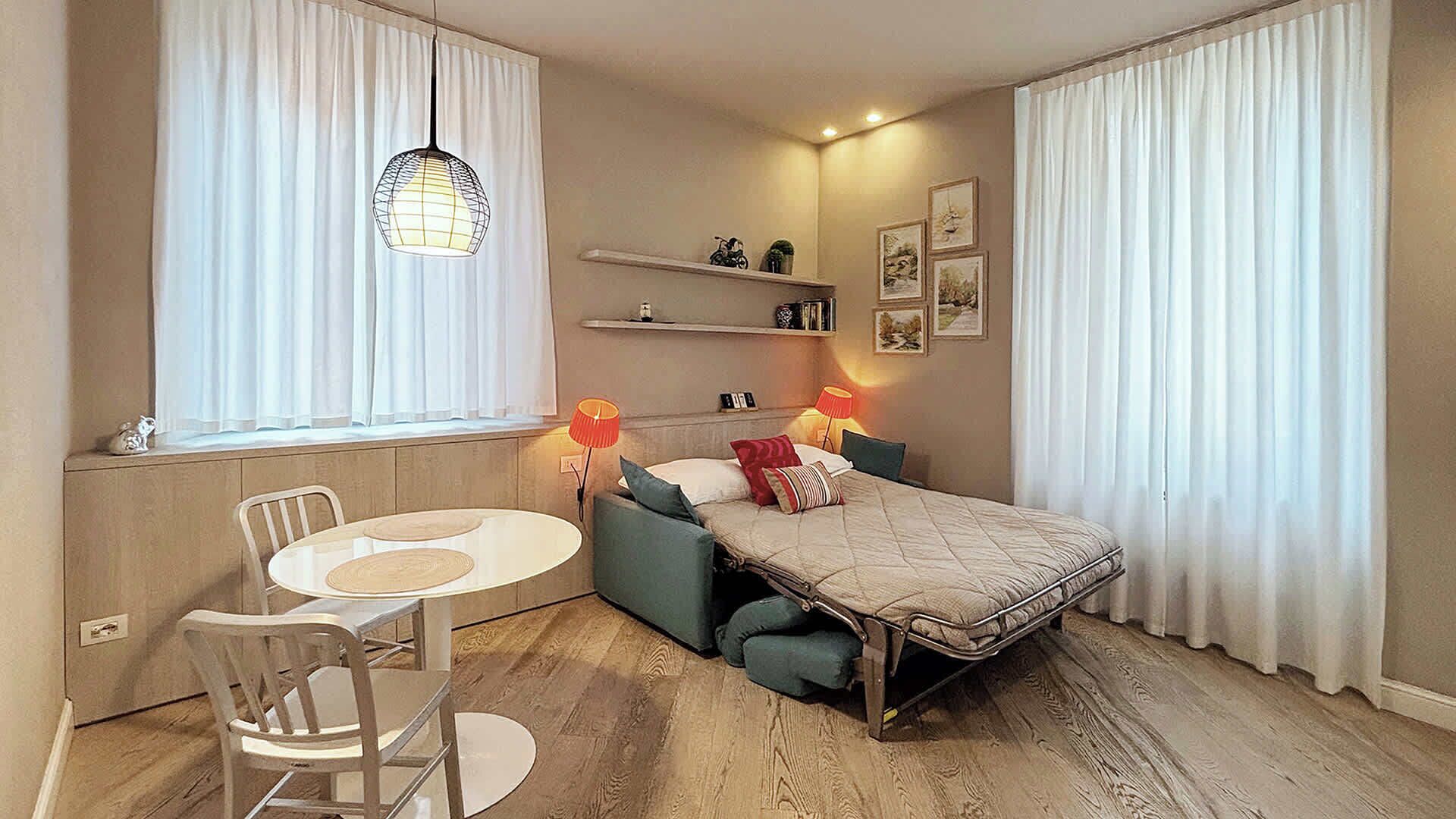 Luminoso soggiorno con divano letto