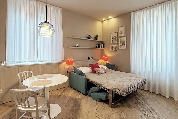 Luminoso soggiorno con divano letto