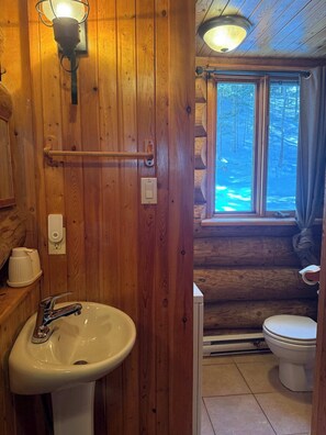 Hair dryer, towels, soap, toilet paper - Chalet en bois rond avec spa et foyer, à 10 min du Village Vacances Valcartier (Saint-Gabriel-de-Valcartier)