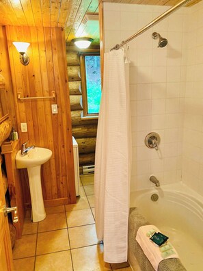 Hair dryer, towels, soap, toilet paper - Chalet en bois rond avec spa et foyer, à 10 min du Village Vacances Valcartier (Saint-Gabriel-de-Valcartier)