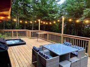 Outdoor dining - Chalet en bois rond avec spa et foyer, à 10 min du Village Vacances Valcartier (Saint-Gabriel-de-Valcartier)