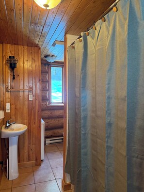 Hair dryer, towels, soap, toilet paper - Chalet en bois rond avec spa et foyer, à 10 min du Village Vacances Valcartier (Saint-Gabriel-de-Valcartier)
