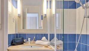 Hair dryer, towels, soap, toilet paper - Pieds dans l’eau à la badine (Hyères)