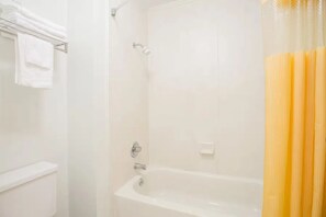 Basic Single Room | Bathroom - Red Dot Inn (Milledgeville)