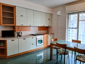 Fridge, microwave, oven, stovetop - Casa Mira - One Bedroom Apartment, Sleeps 4 (Arenzano)
