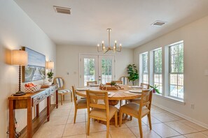 Dining - 30A Poolside Oasis Near Beach - Golf Cart Opt (Santa Rosa Beach)