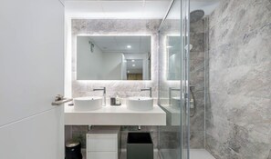 Shower, hair dryer, towels, shampoo - Casa Camarate - Luxury 1BR Seaviews Pool Garden (Casares Costa)