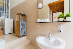 Dusche, Haartrockner, Handtücher