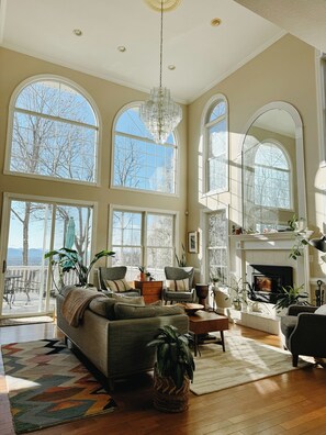 Living area - Stunning Mountain View - Summer Rental - close to town! (Asheville)