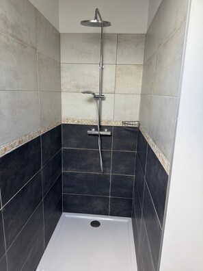 Ducha, secador de pelo, toallas