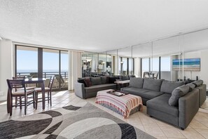 Apartment, Mehrere Betten (Horizons 1502) | Wohnbereich