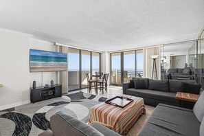 Condo, varias camas (Horizons 1502) | Área de sala de estar