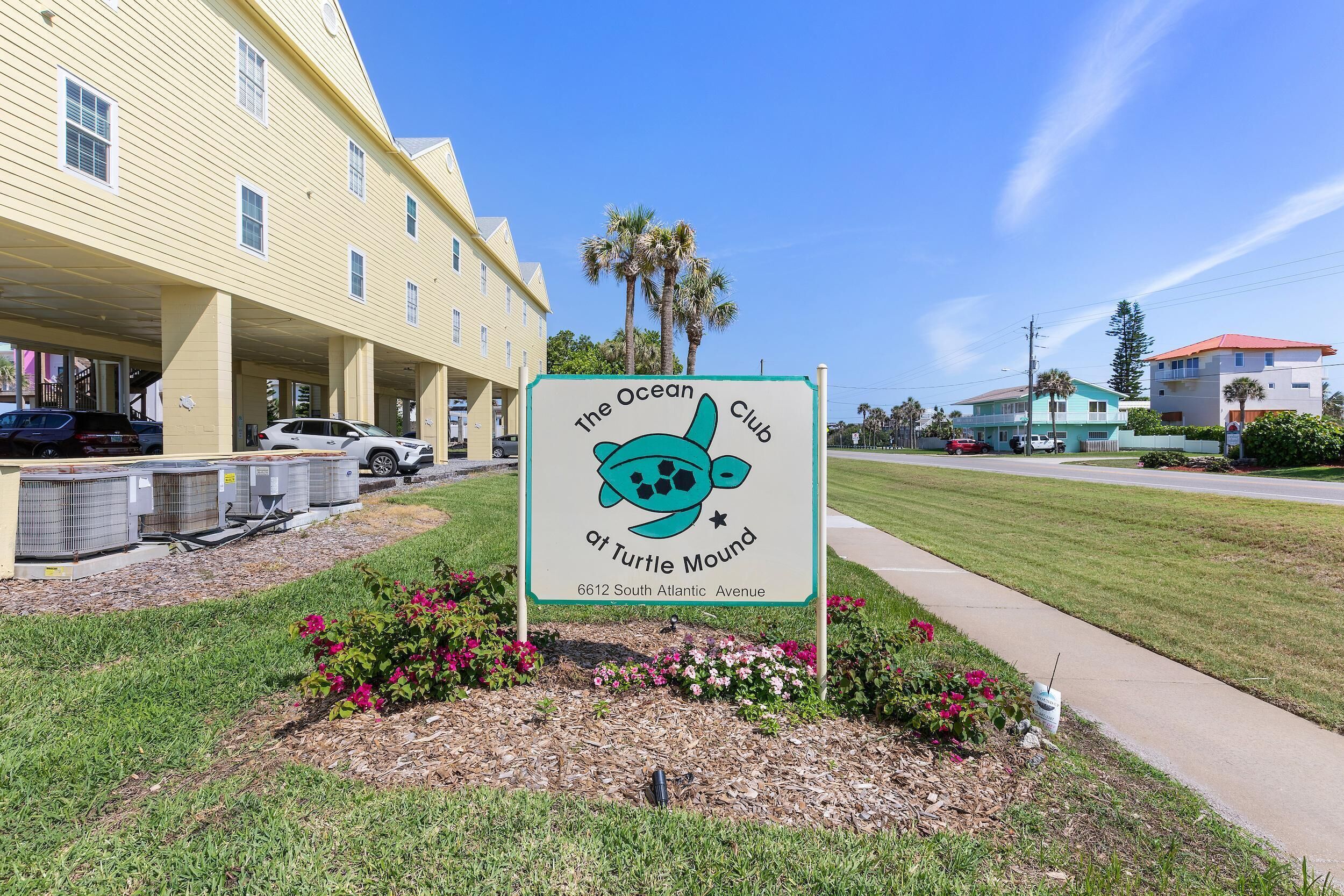A „The Ocean Club at Turtle Mound” feliratú tábla, amelyen egy teknőc logó is szerepel, a 6612 South Atlantic Avenue címen található.