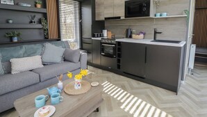 Una cocina moderna equipada con microondas, horno y cafetera.