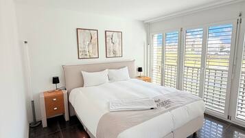 2 habitaciones, tabla de planchar con plancha, internet y ropa de cama