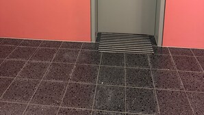 A door with a metal handle and a sign above it. - Center Park Apartment (Interlaken)