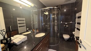 Dusche, Haartrockner, Handtücher, Seife