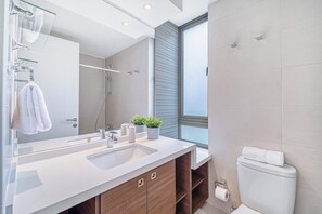 Shower - Nordic Home - 2BR, Parking, Wifi & Shopping Mall (Santiago)