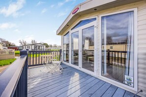 Outdoor dining - Lovely Lakeside Holiday Park Home  - Pass the Keys (Chichester)