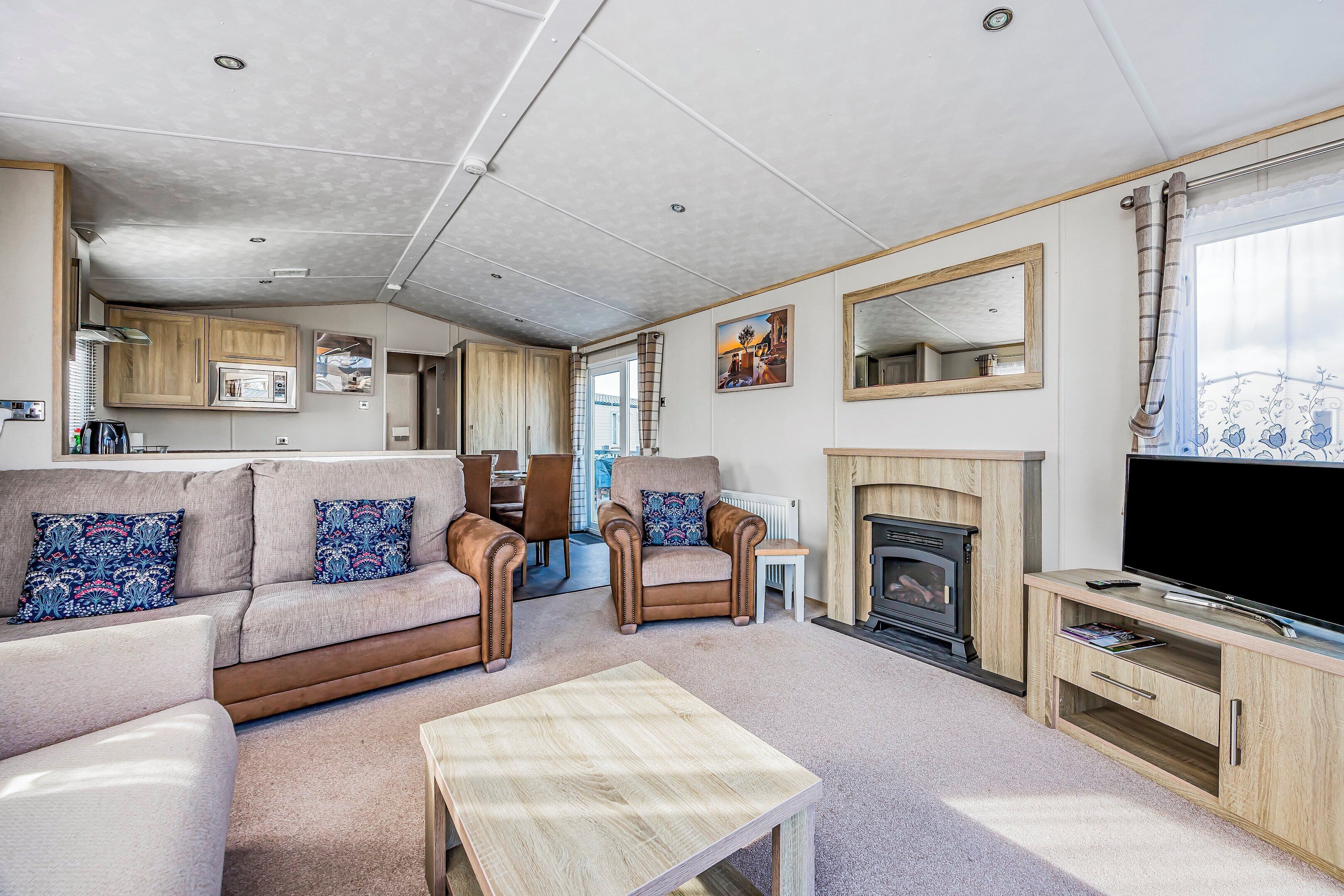 Lovely Lakeside Holiday Park Home  - Pass The Keys - South Downs