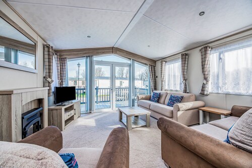Lovely Lakeside Holiday Park Home  - Pass the Keys