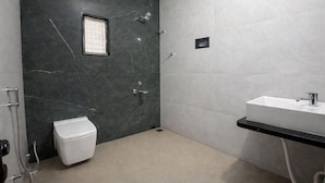 Un baño con inodoro, ducha y lavamanos.