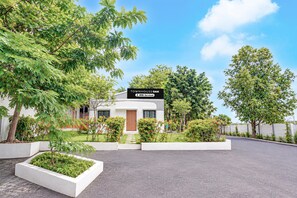 A modern townhouse with a sign indicating it is serviced by OYO. - Townhouse Oak Phaltan Shivjal City (Phaltan)
