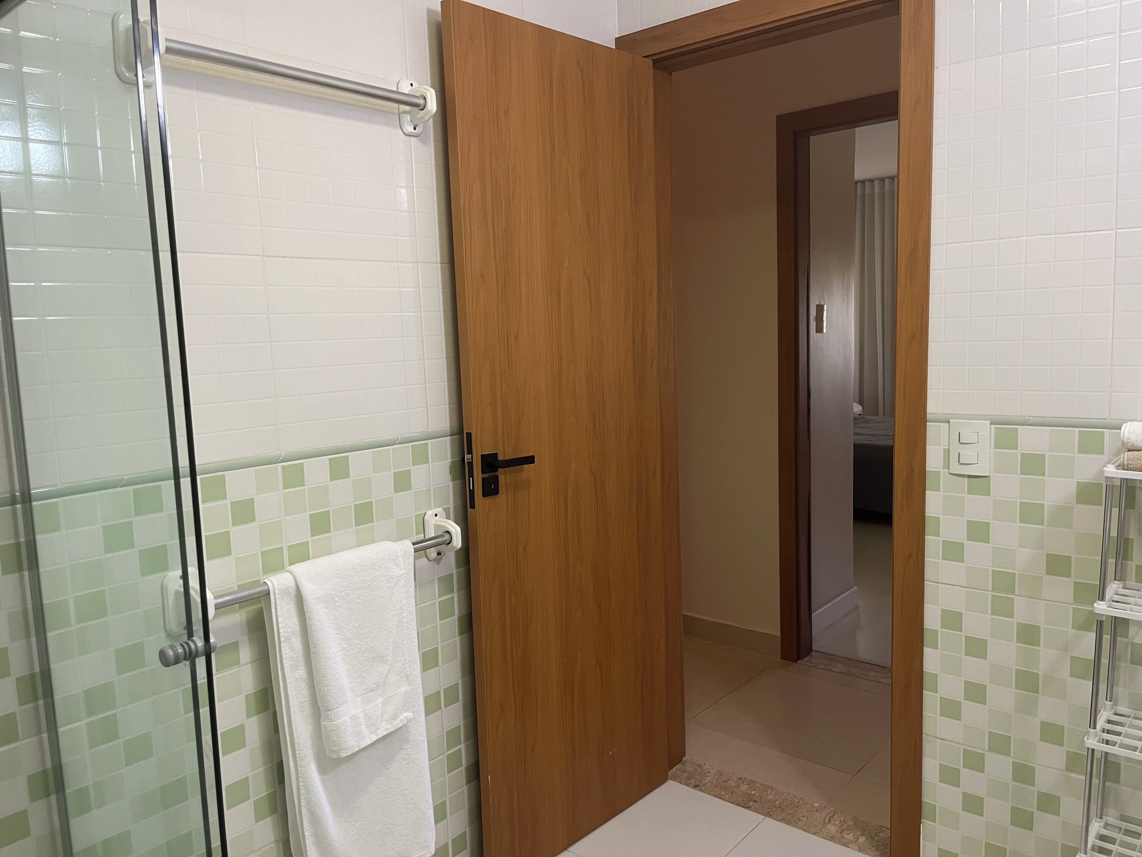 シャワー、タオル、トイレットペーパー