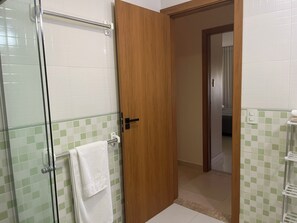Dusche, Handtücher, Toilettenpapier