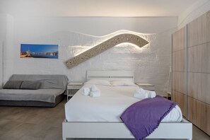 1 habitación y tabla de planchar con plancha 
