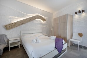 1 habitación y tabla de planchar con plancha 