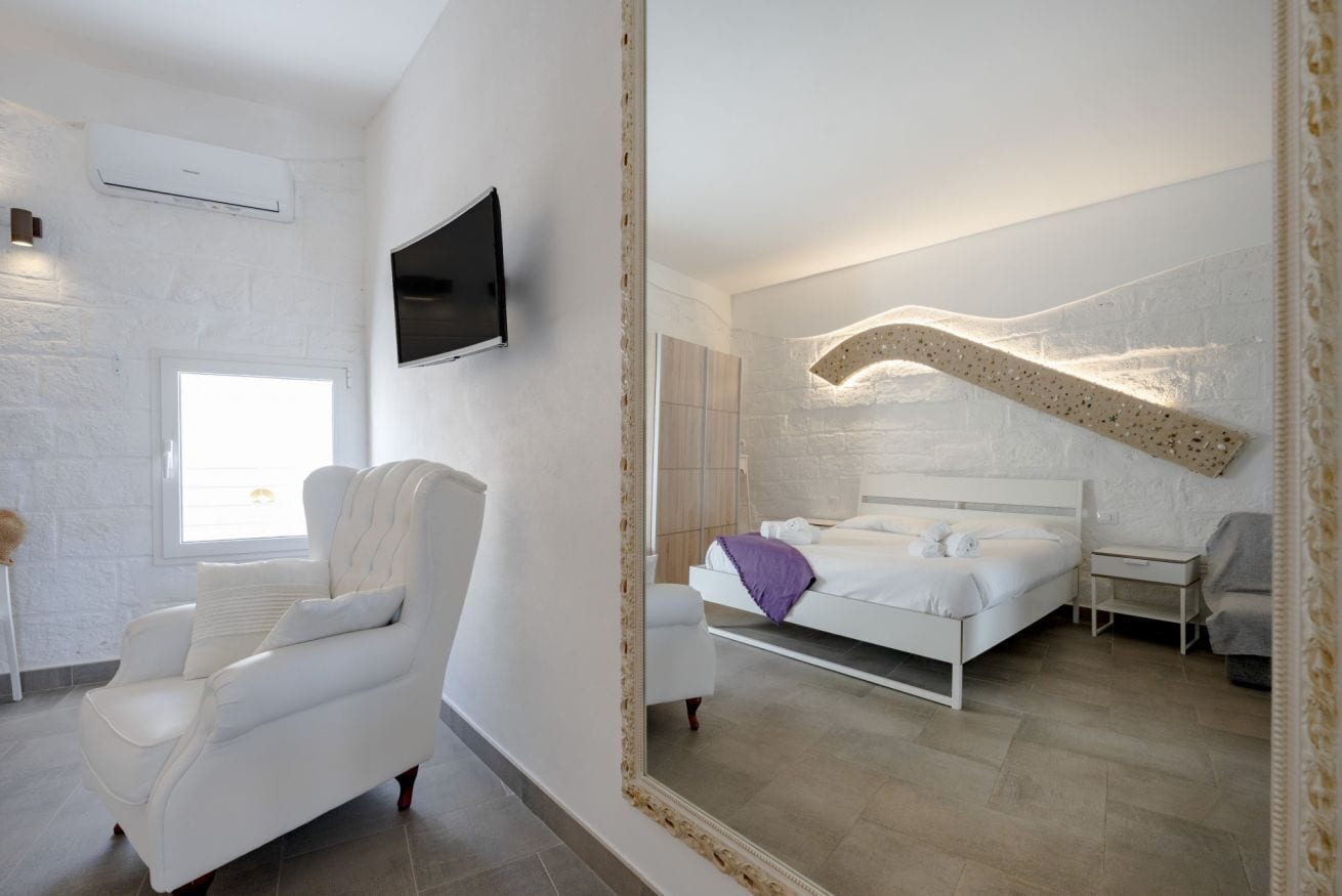 1 chambre, fer et planche à repasser