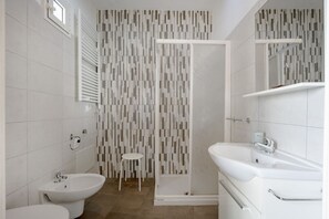 Shower, bidet, towels - GuestHost - Comfy Studio Apartment with Terrace (Monopoli)