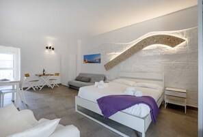 1 habitación y tabla de planchar con plancha 