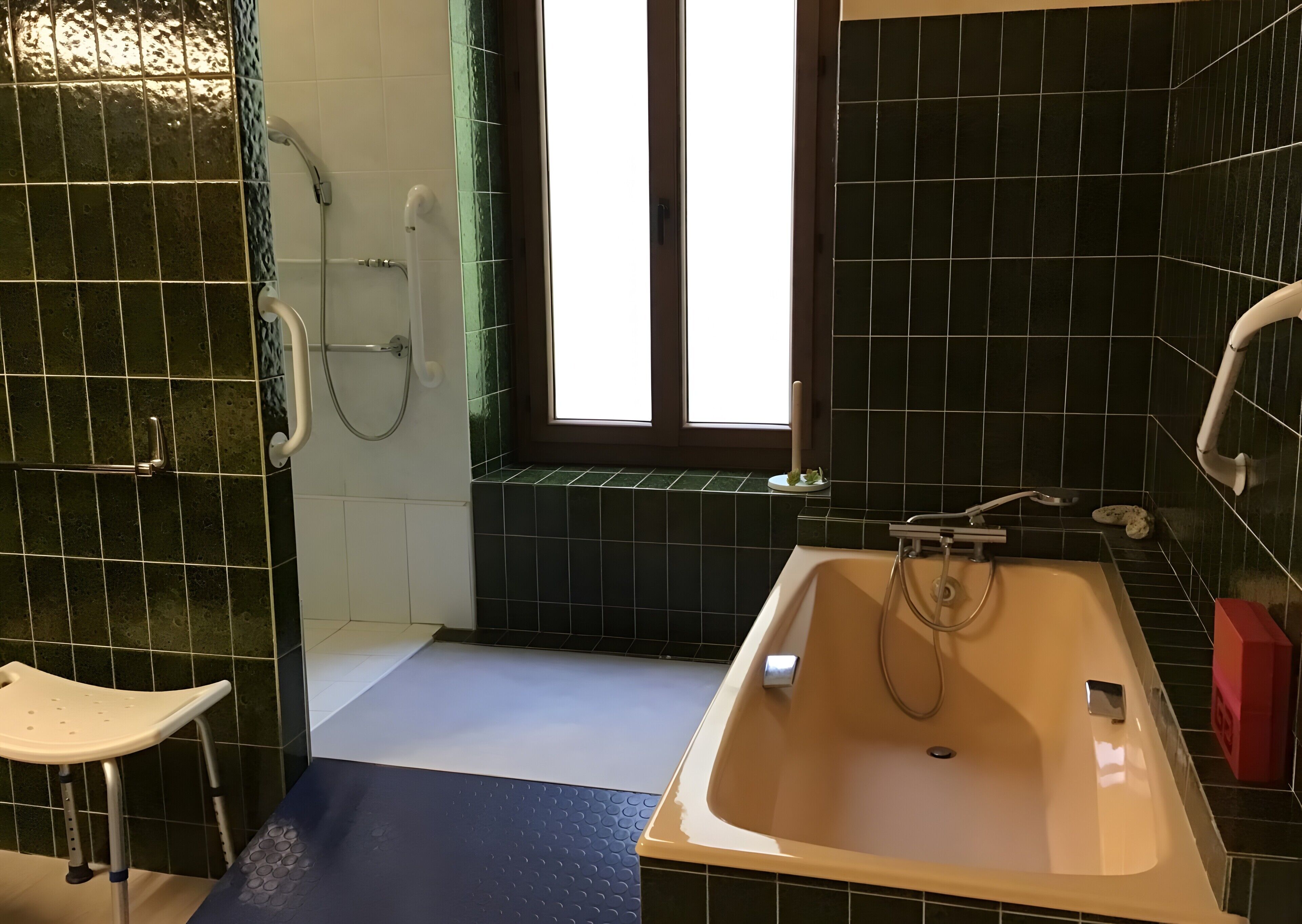 Un bagno con vasca, doccia e finestra.