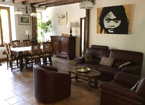Una televisión, una chimenea