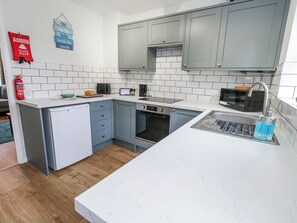 Dishwasher, cookware/dishes/utensils - Dolphin Cottage (Weymouth)