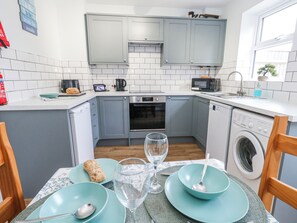 Dishwasher, cookware/dishes/utensils - Dolphin Cottage (Weymouth)
