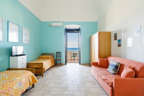 1 dormitorio, tabla de planchar con plancha, ropa de cama