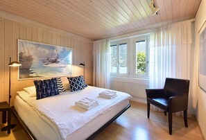 2 slaapkamers, een strijkplank/strijkijzer, internet, beddengoed