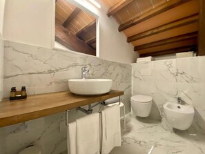 Habitación doble, balcón | Baño | Zapatillas